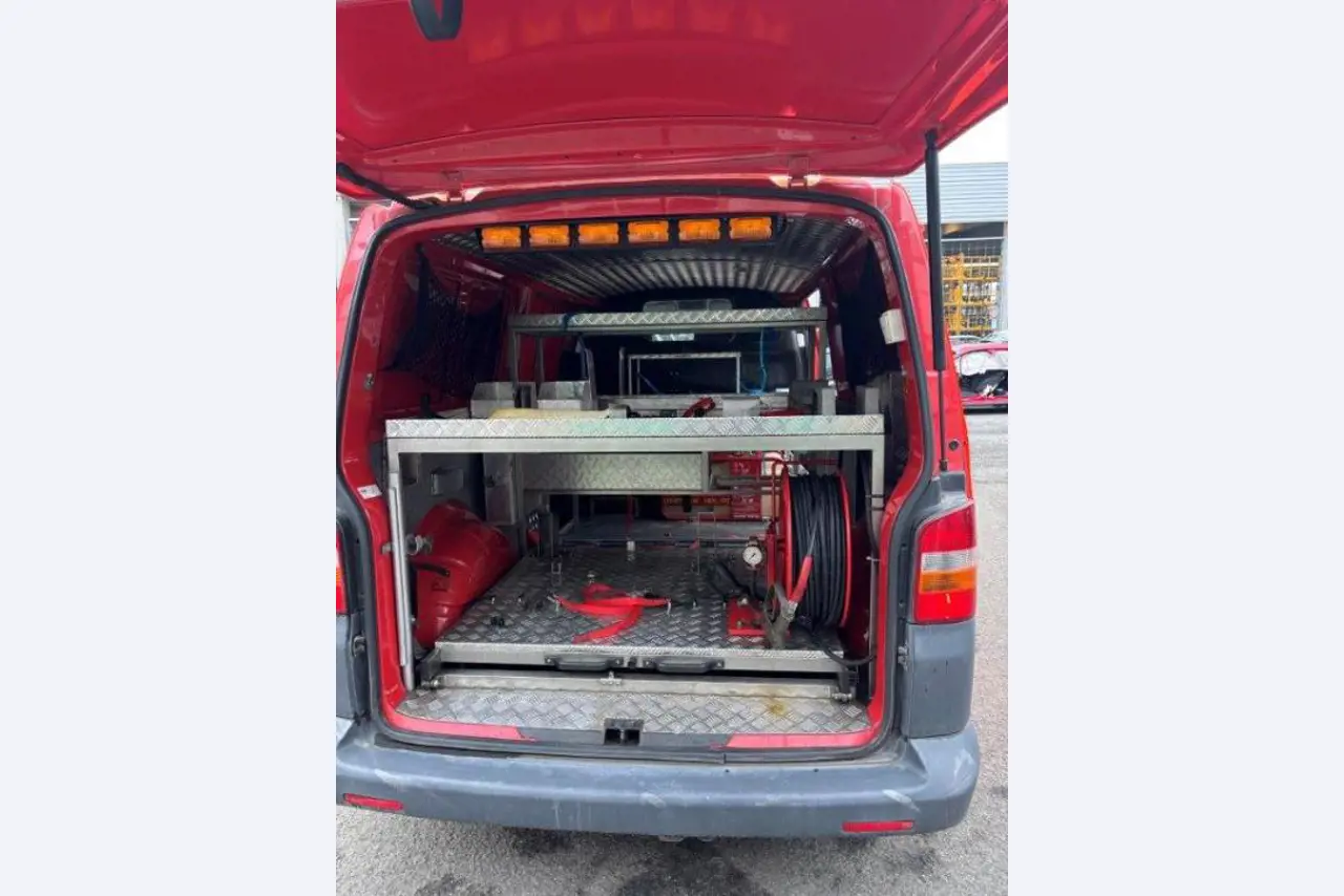 Roboty przemysłowe, maszyny do obróbki metalu, serwery IT, sprzęt gastronomiczny-5