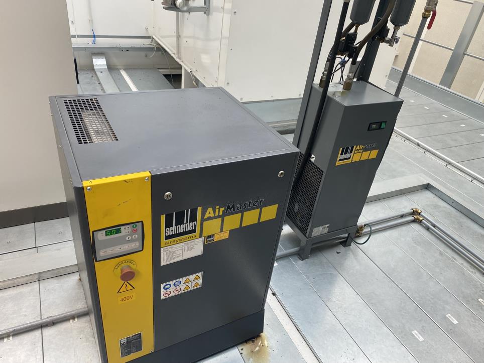 Prumyslové roboty, kovoobrábecí stroje, IT servery a gastro zarízení-1