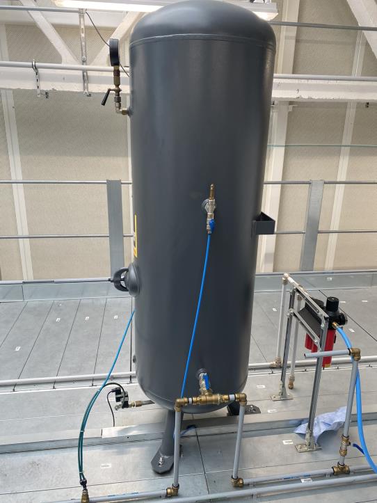 Prumyslové roboty, kovoobrábecí stroje, IT servery a gastro zarízení-5