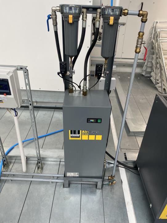 Prumyslové roboty, kovoobrábecí stroje, IT servery a gastro zarízení-6