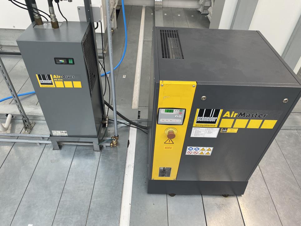 Prumyslové roboty, kovoobrábecí stroje, IT servery a gastro zarízení-7