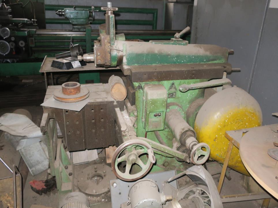 Maschinen zur Möbelproduktion-1