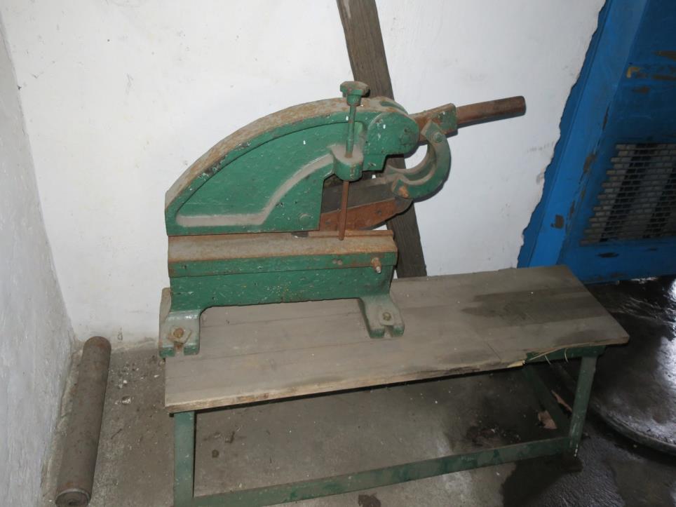 Maschinen zur Möbelproduktion-1