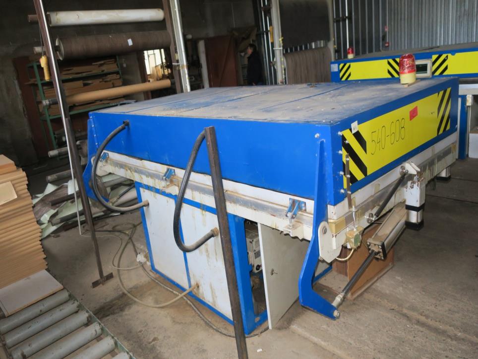 Maschinen zur Möbelproduktion-3