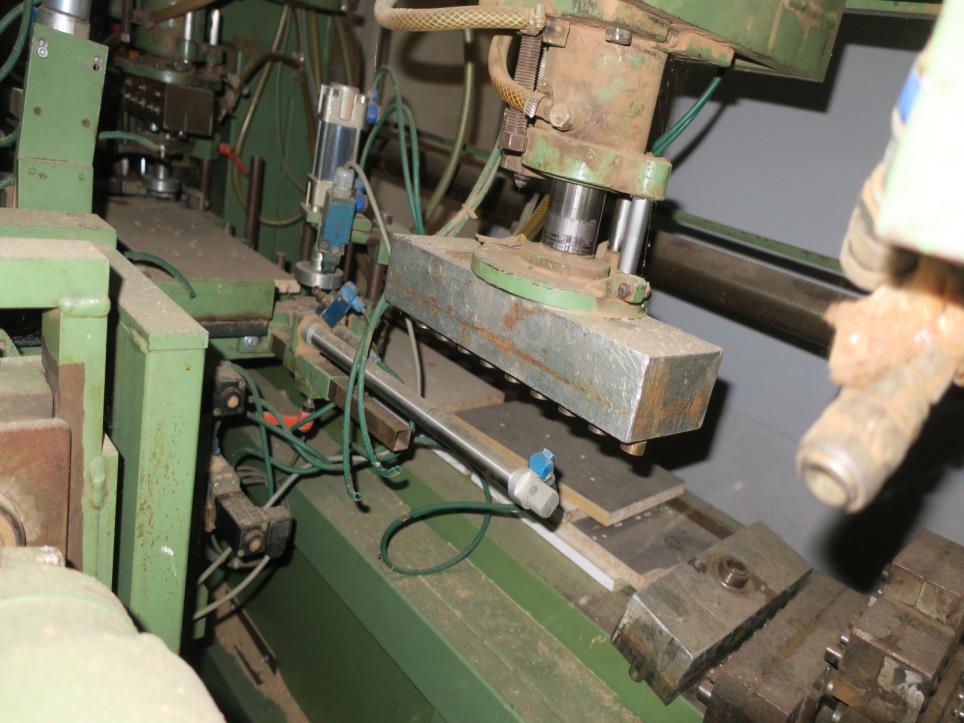 Maschinen zur Möbelproduktion-4