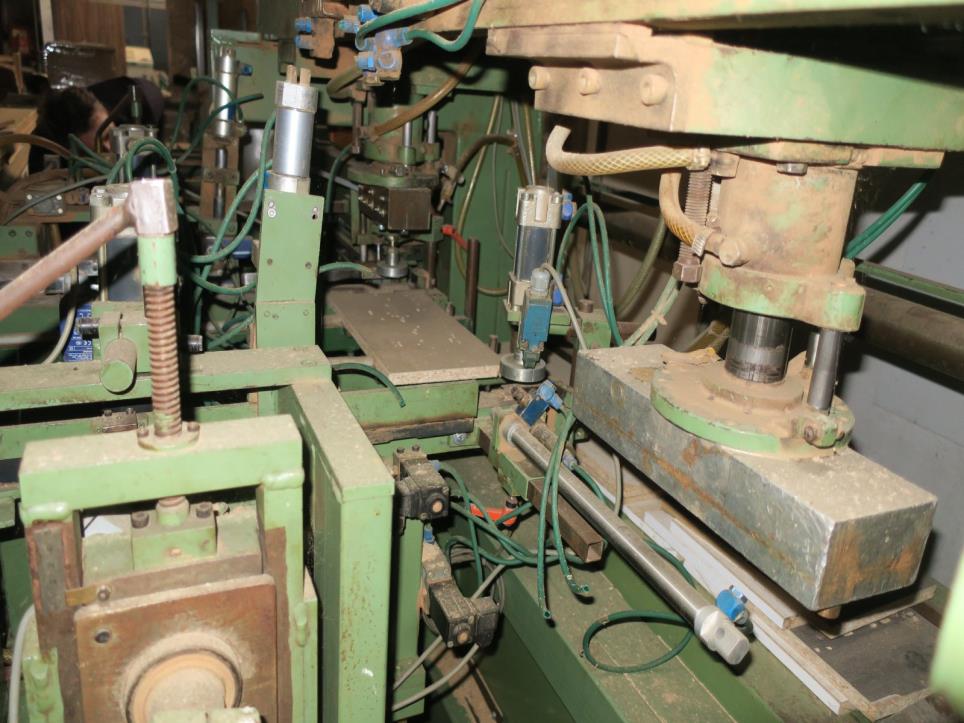 Maschinen zur Möbelproduktion-5