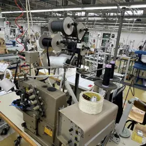 Paquet 1 : environ 206 machines à coudre, machines à repasser et autres accessoires de couture et de tailleur différents