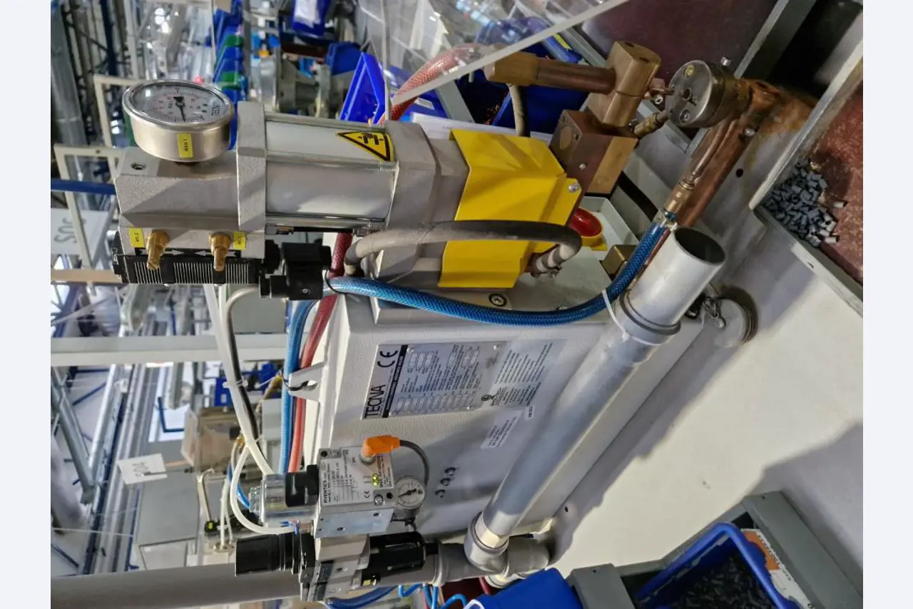 Stroje na výrobu zařízení na ochranu proti přepětí-6