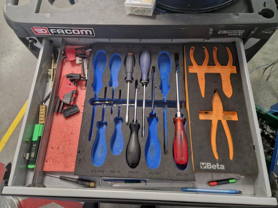 Maszyny z zaklady produkujacego zabezpieczenia przeciwpradowe-3