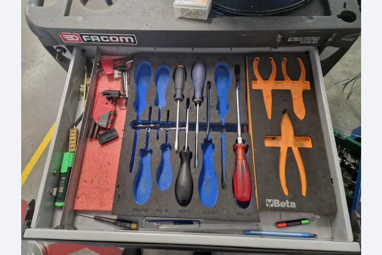 Maszyny z zaklady produkujacego zabezpieczenia przeciwpradowe-3