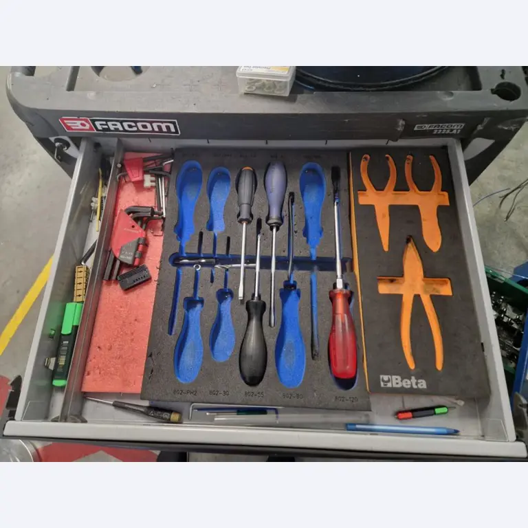 Maszyny z zaklady produkujacego zabezpieczenia przeciwpradowe-3