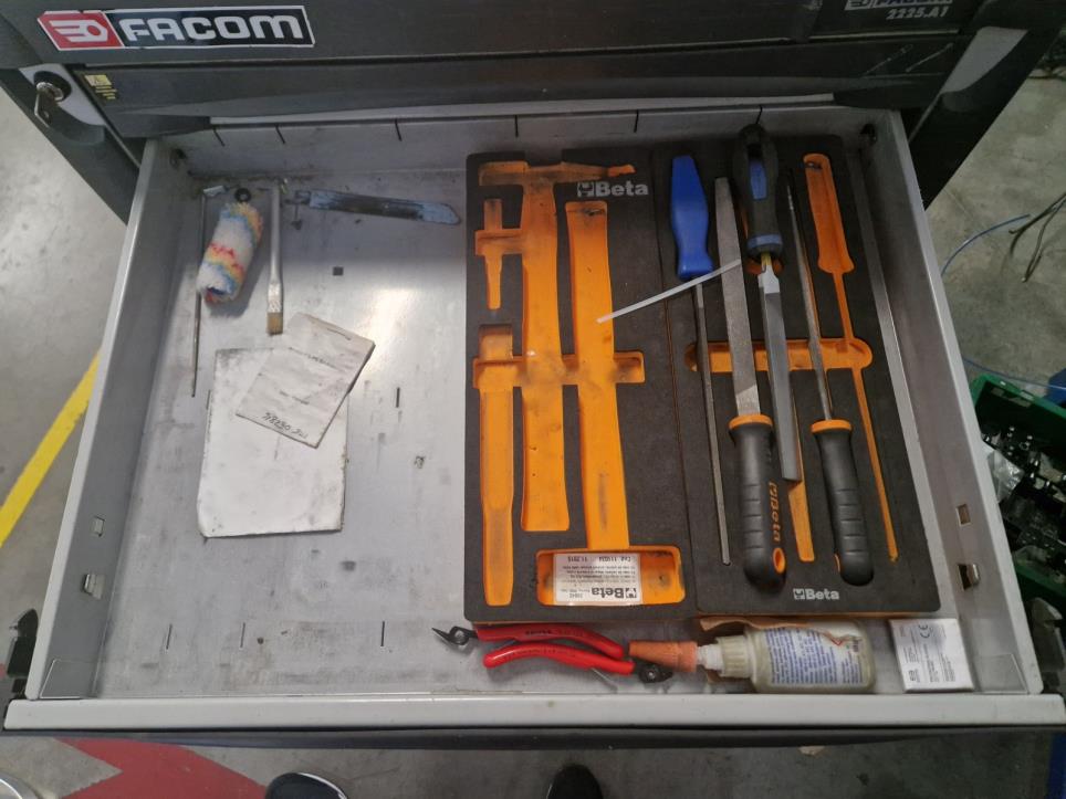 Maszyny z zaklady produkujacego zabezpieczenia przeciwpradowe-4