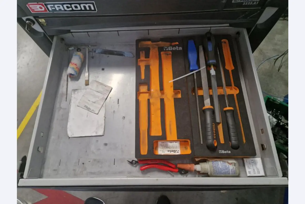 Maszyny z zaklady produkujacego zabezpieczenia przeciwpradowe-4