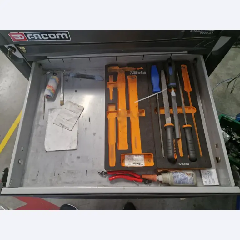 Maszyny z zaklady produkujacego zabezpieczenia przeciwpradowe-4