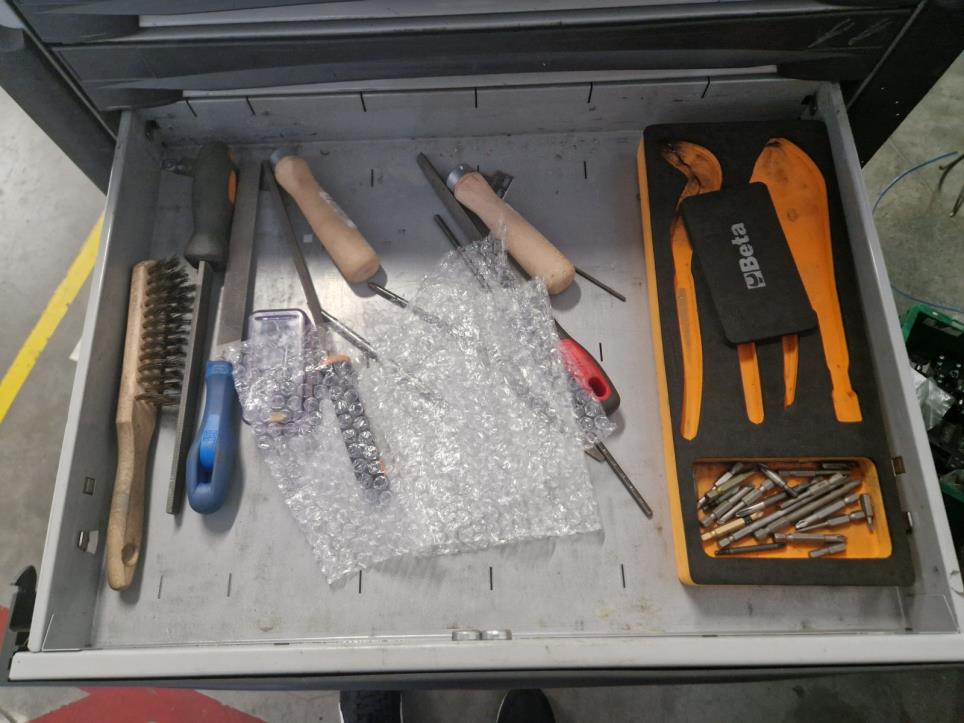 Maszyny z zaklady produkujacego zabezpieczenia przeciwpradowe-5