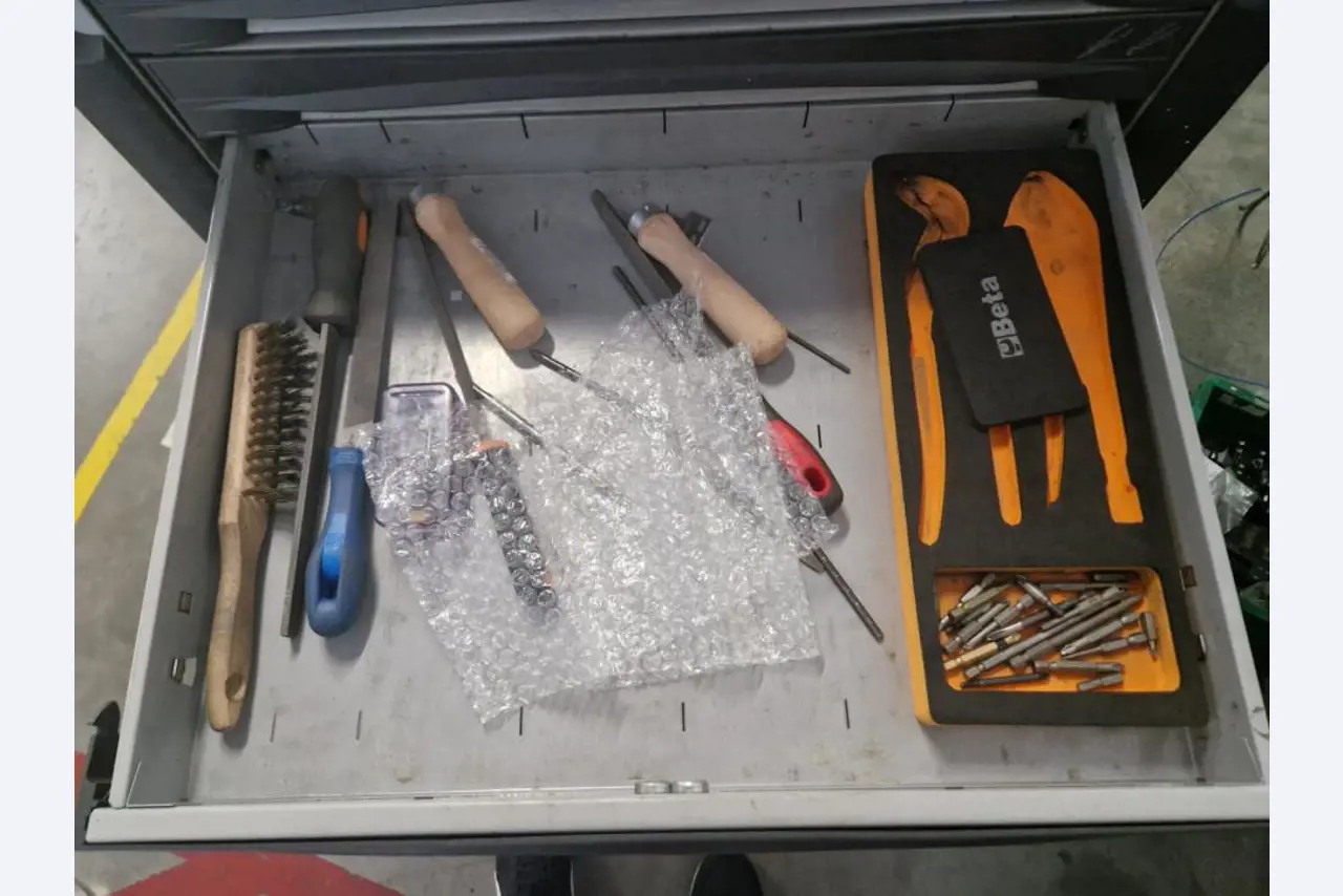 Maszyny z zaklady produkujacego zabezpieczenia przeciwpradowe-5