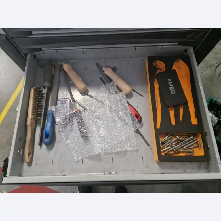 Maszyny z zaklady produkujacego zabezpieczenia przeciwpradowe-5