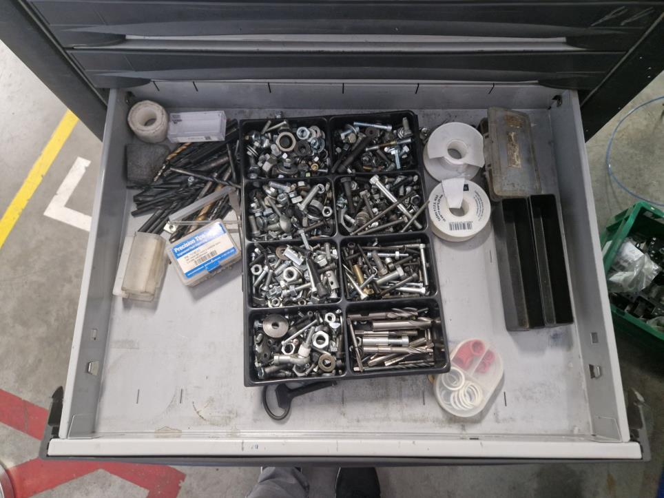 Maszyny z zaklady produkujacego zabezpieczenia przeciwpradowe-6