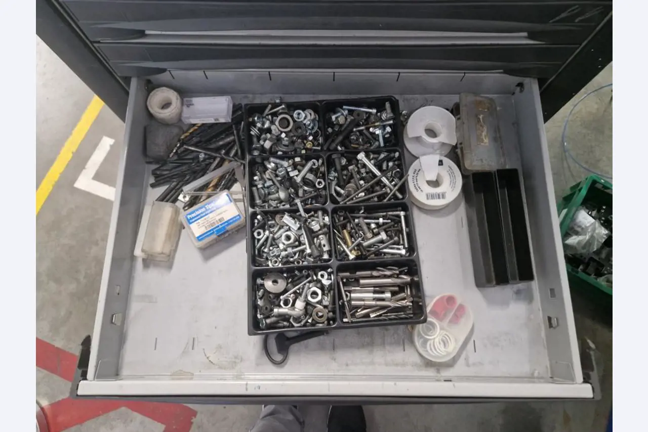 Maszyny z zaklady produkujacego zabezpieczenia przeciwpradowe-6