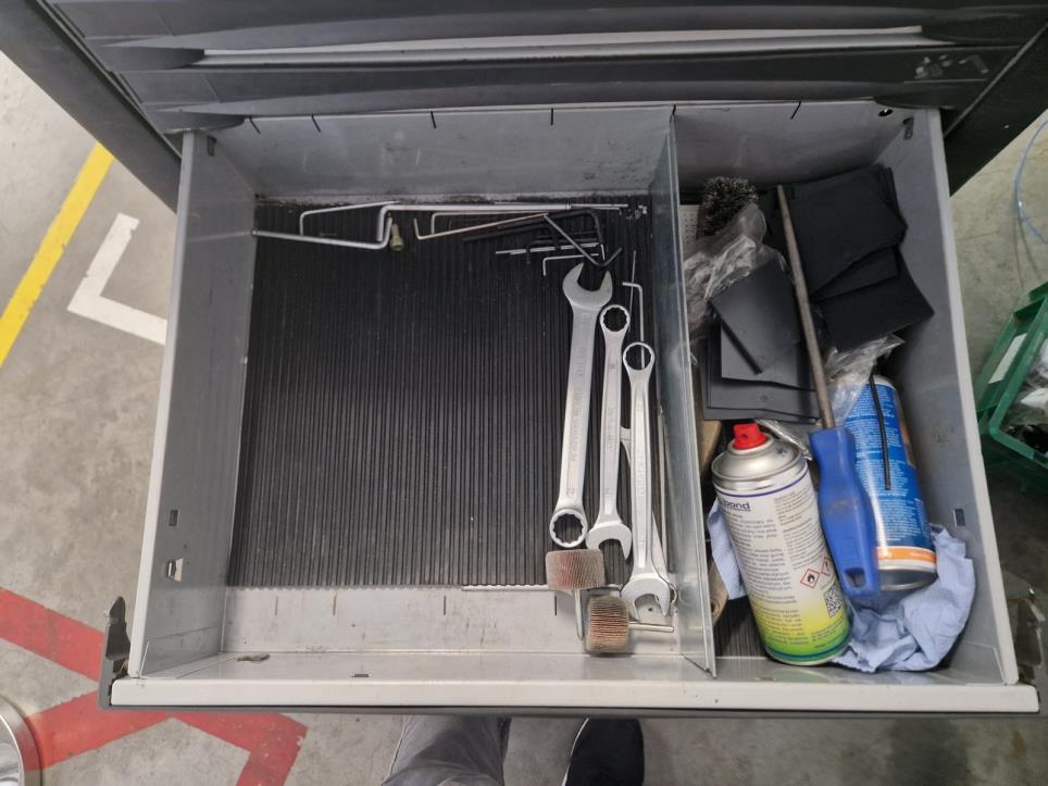 Maszyny z zaklady produkujacego zabezpieczenia przeciwpradowe-7