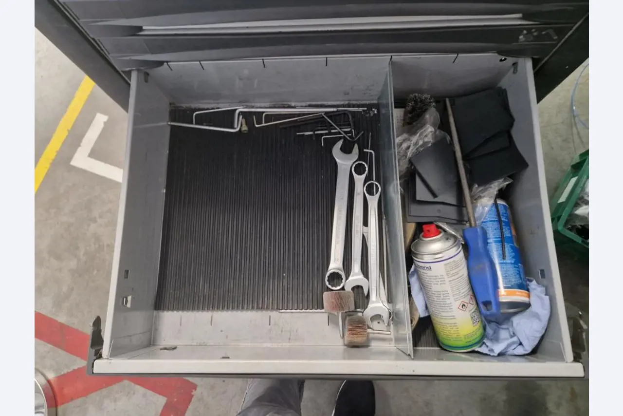 Maszyny z zaklady produkujacego zabezpieczenia przeciwpradowe-7