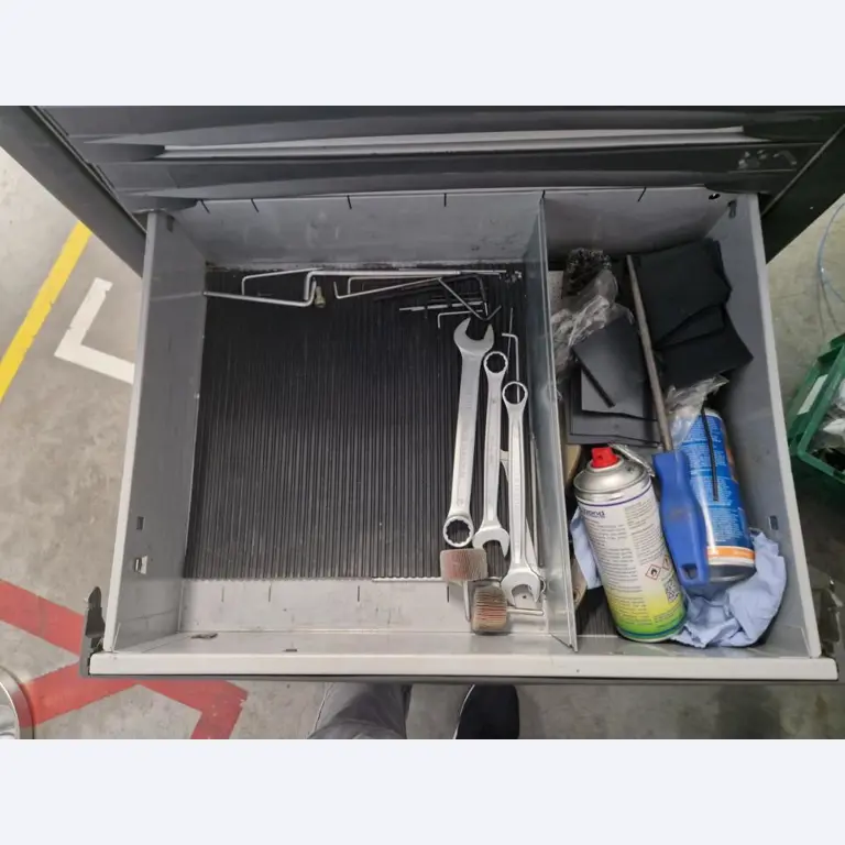 Maszyny z zaklady produkujacego zabezpieczenia przeciwpradowe-7