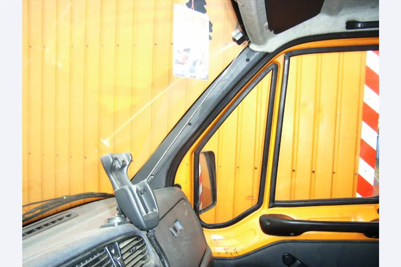 Behördenfahrzeuge
-13