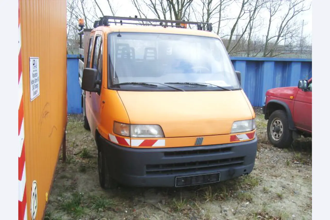 Behördenfahrzeuge
-2