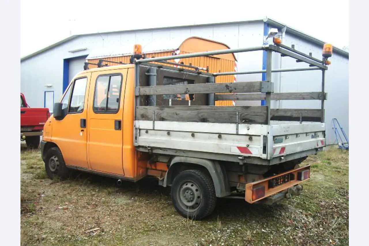 Behördenfahrzeuge
-3