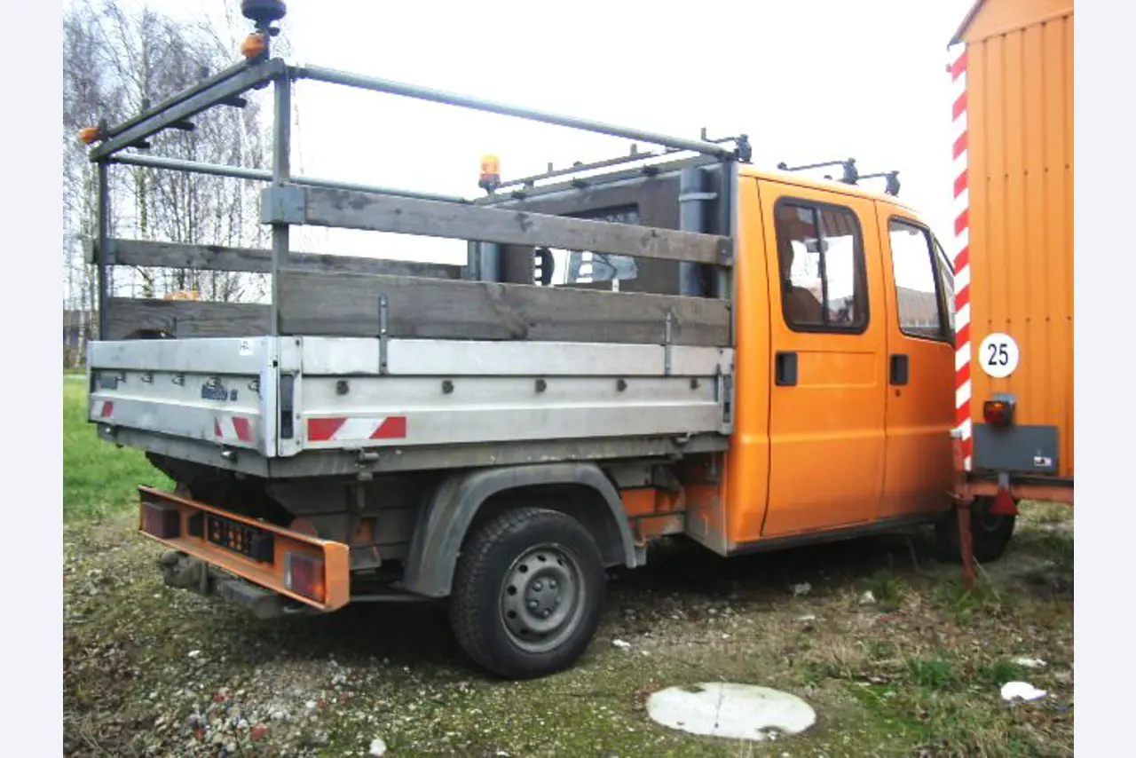 Behördenfahrzeuge
-4