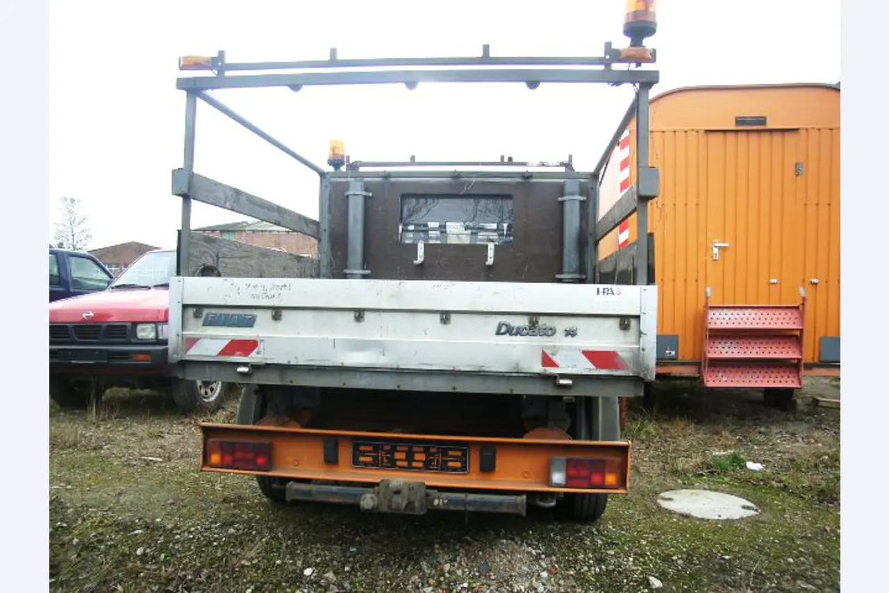 Behördenfahrzeuge
-5