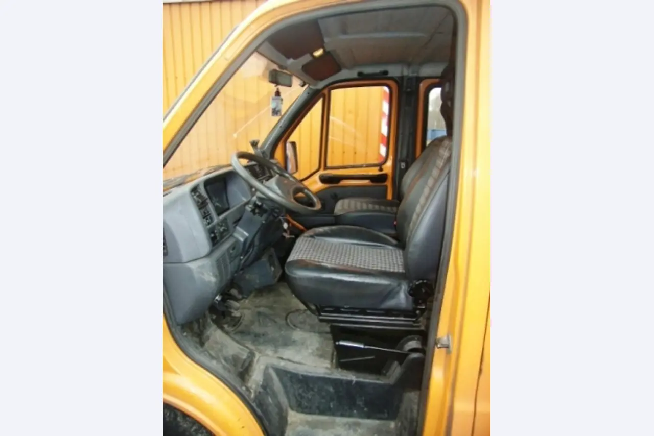 Behördenfahrzeuge
-9